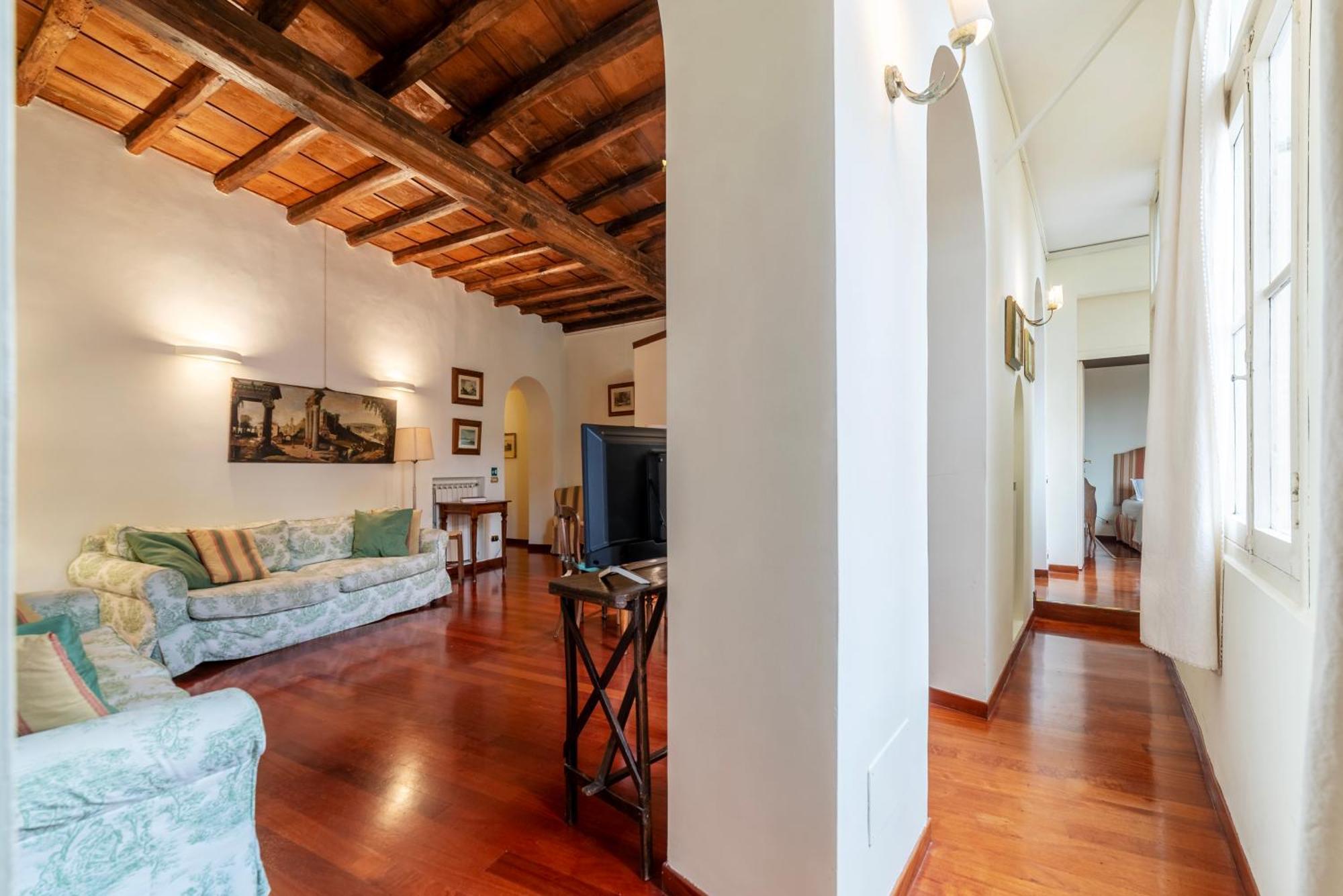 Clock Terrace House Rom