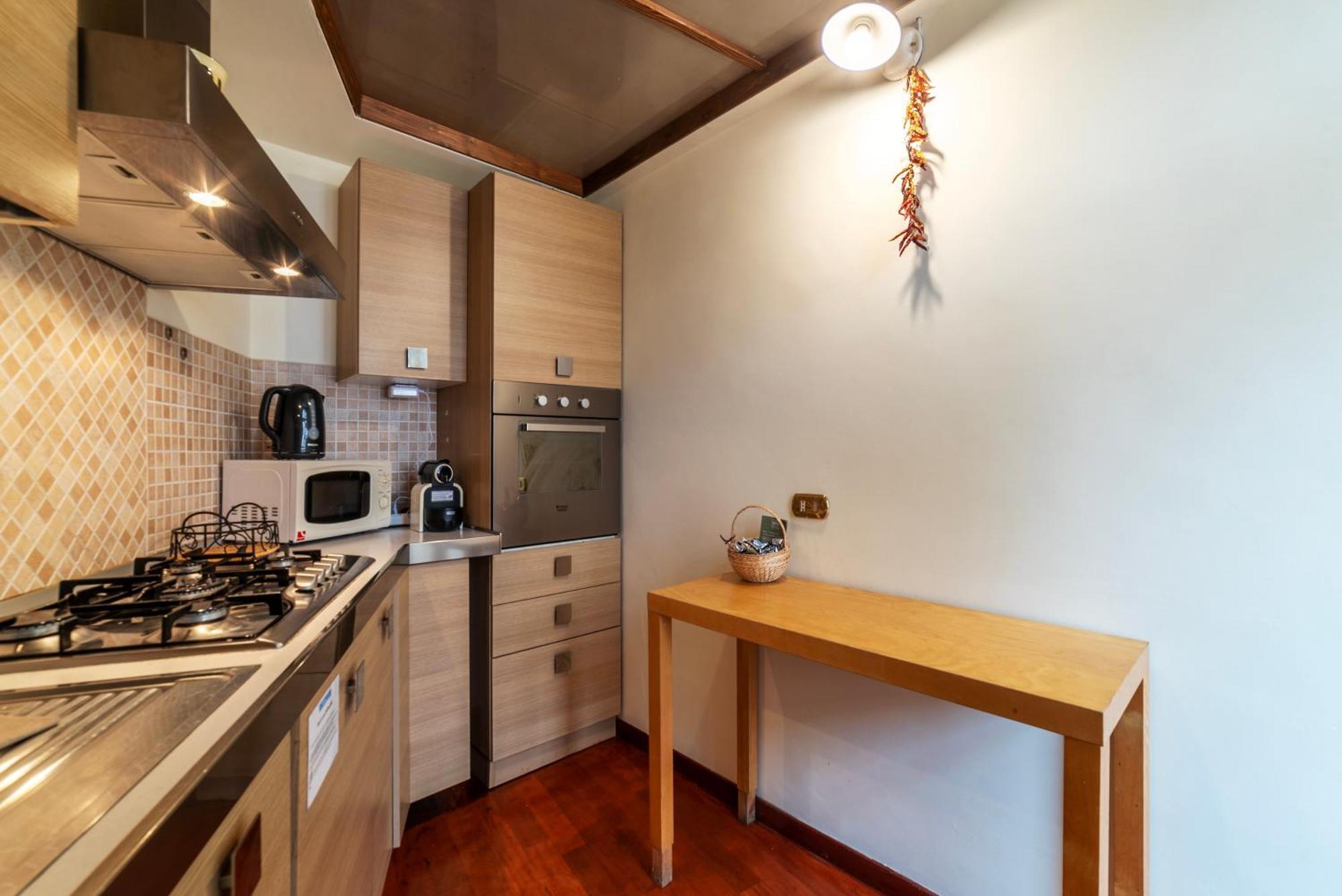 Clock Terrace House Rom