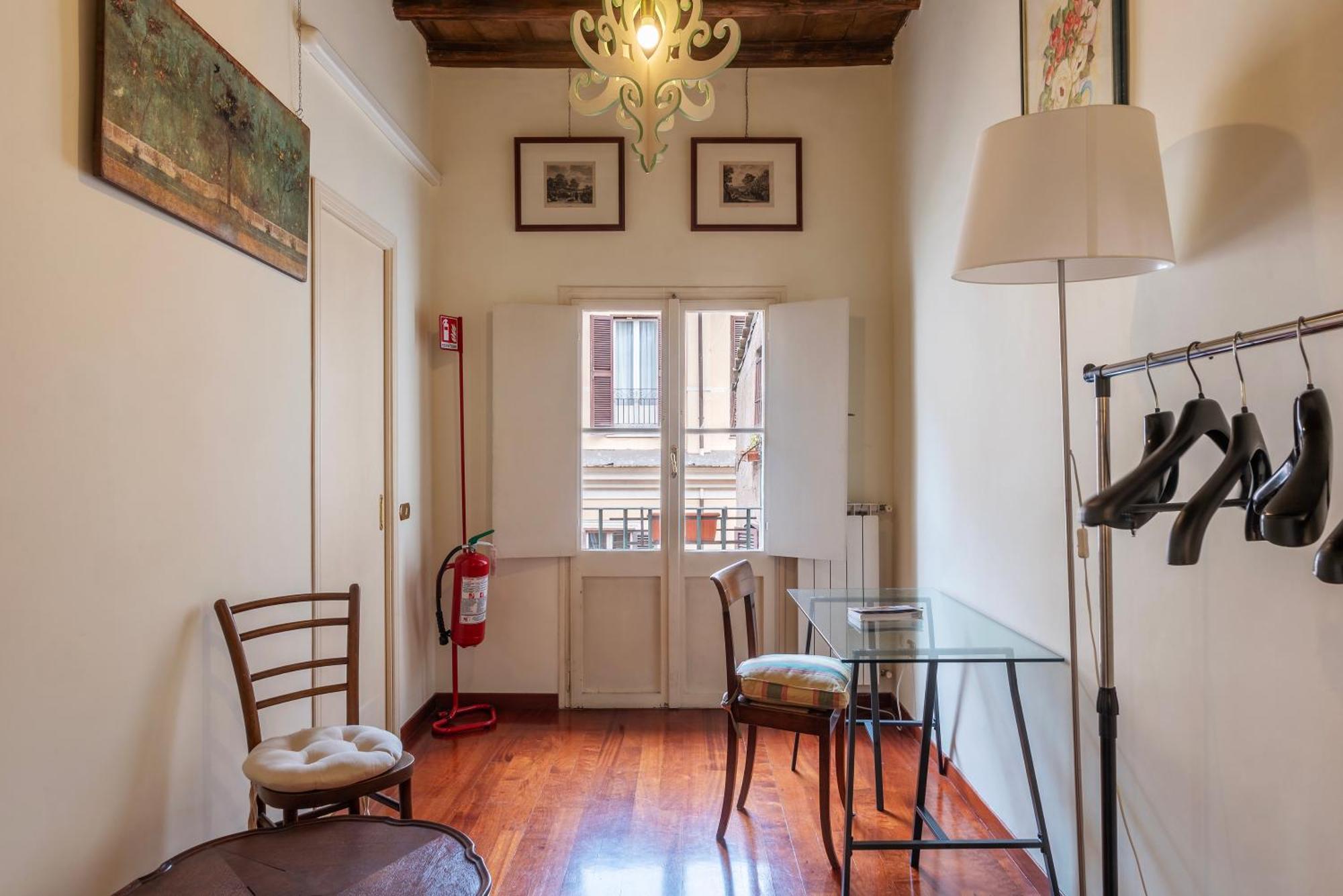 Clock Terrace House Rom